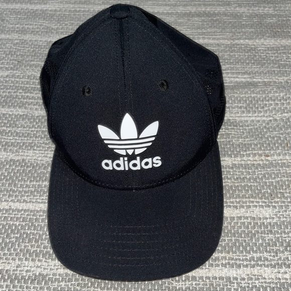Women’s Adidas hat like new worn once - Picture 1 of 3